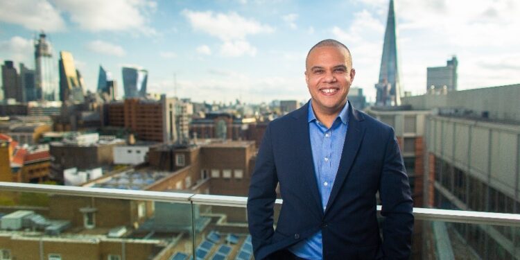 وين كلارك الكاتب البريطانيضيف ملتقى شرم الشيخ السادسبدعوة من الإتحاد المصري للتأمين..