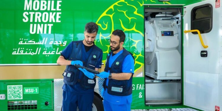 وحدة متنقلة يملكها “التخصصي” وتضمّ فريقاً طبياً وتقنيات اسعافية تمنح فرصة العافية والحياة للمصاب بالسكتة الدماغية وبنسبة 70 بالمئة إذا أدركته خلال ساعة…