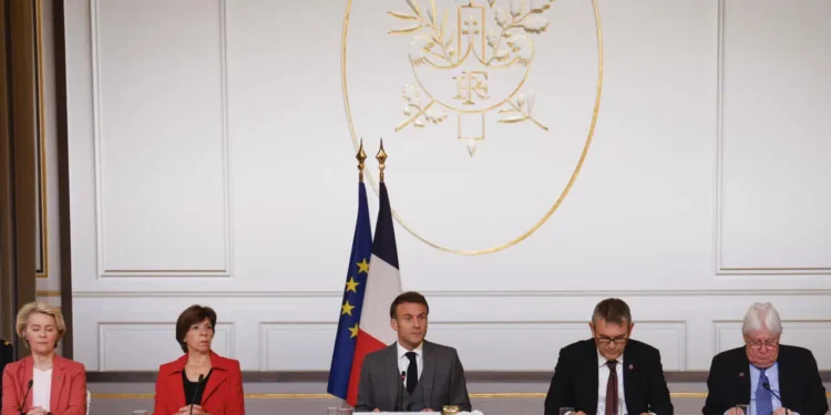 لبنان “يحتمي” بأشقائه ومحبيهبعدما ارتدى “ثياب” الإستعطاء..الخسائر وصلت الى 20 مليار دولاروالقطاعات الإنتاجية كلها تئن من الوجع!زمكحل: اقتصادنا انهار وناتجنا المحليانحدر من 50 الى 19 مليار دولار!