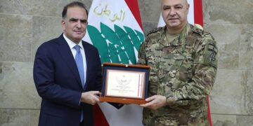 مبادرات انسانية فردية ومن مؤسسات مصرفية وتأمينية… فرنسبنك ينال درعاً من الجيش لدعم المؤسسة العسكرية و Lia Assurex  تذهب بعيداً في عطاءاتها.. رميال نعمة عن الجسم الصحفي تصل الليل بالنهار  لتوفير الأدوية والحاجيات…