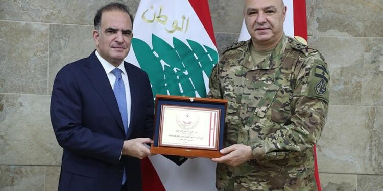 مبادرات انسانية فرديةومن مؤسسات مصرفية وتأمينية…فرنسبنك ينال درعاً من الجيشلدعم المؤسسة العسكريةو Lia Assurex تذهب بعيداً في عطاءاتها..رميال نعمة عن الجسم الصحفيتصل الليل بالنهار لتوفير الأدوية والحاجيات…