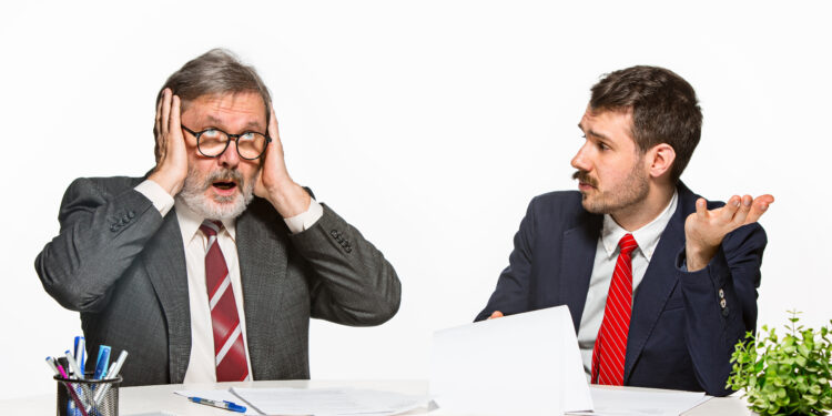 د. الياس ميشال الشويري يكتب عن: جدلية الحوار مع العقول المتحجّرة في السياسة اللبنانية ويقول: “لا تجادل الأحمق فقد يخطئ الناس في التفريق بينكما”!