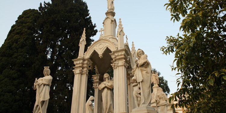 النفاق الاجتماعي في لبنان:  بين احترام الأموات  ودهس حقوق الأحياء!