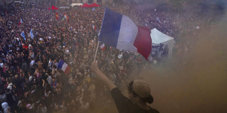 الوضع السياسي المضطرب في فرنسا يخفّض تصنيفها وتصنيف 7 من بنوكها…