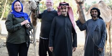 بريطانية مقدّمة برامج تلفزيونية تعبر السعودية سيراً على القدمَيْن وتتوقّف مع إبل ترافقها في العُلا…