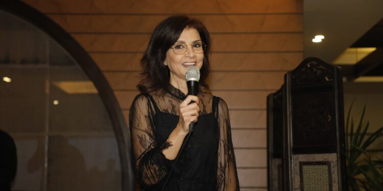 فريق La Phenicienneبقيادة كارول فغالييشرب نخب العام الجديد