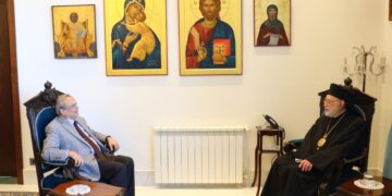 أنطوان حبيب يزور المطران عودة  و يقول قبيل سفره الى قطر: صناديق عربية دولية تتهافت للإستثمار في لبنان…