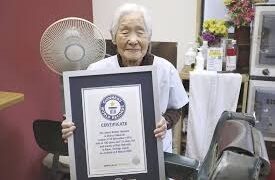 يابانية في الثمانية بعد المئة من العمر دخلت “غينيس” كأكبر حلاّقة سناً وماضية في عملها سنَتَيْن أخرَيَيْن…