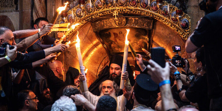 اللقاء الأرثوذكسي يشارك بنقل شعلة النور المقدّس  من قبر المسيح إلى لبنان…
