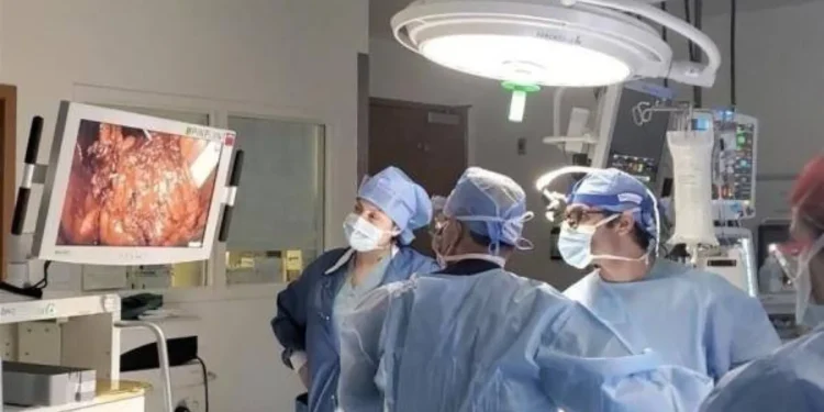 جراحة أولى من نوعها:زرع مثانة وكليَتَيْن لمصاب بالسرطانخلال عملية استغرقت 8 ساعات…