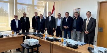 وزير الصناعة يستمع إلى أوضاع  معهد البحوث الصناعية..