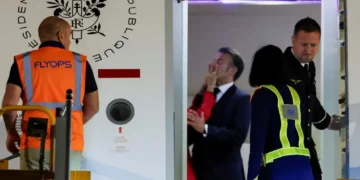 “صفعة” بريجيت لزوجها ايمانويل “مش رمانة..قلوب مليانة ”   في قصة حب غريبة تذكّر بفيلم  The Graduate …  نهاية المشهد بعد الخروج من الإليزيه  …