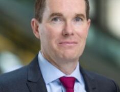 رئيس تنفيذي جديد في لويدز: 30 عاماً من الخبرة ومحاسب قانوني…