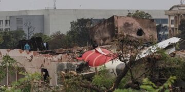 تحطّم الطائرة الهندية ونجاة راكب ليست الحادثة الأولى ولن تكون الأخيرة… وراء كوارث الطيران أسباب عدة تبدأ بالتصنيع..وتمرّ بالطيور  وتصل الى قائد طائرة مرهق…