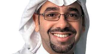 طبيب سعودي ينال “وسام القيادة” في مجال طب الجلد في العالم..