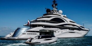 يخت Lusail الخاص بامير قطر: قصر ملكي عائم لا… سفينة! صناعة ألمانية..فيه مهبط للمروحيات  و منتجع صحي وسينما ومرآب …