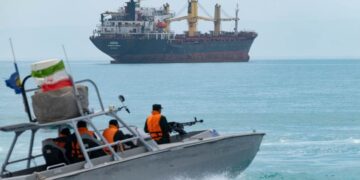 مضيق هرمز مجدداً الى الواجهة: الحوثيون يتأهّبون وينتظرون الصافرة وشركات الإعادة تدرس الوضع لتقرّر وثمة من يلعب “صولد” لجني الثروات  ..