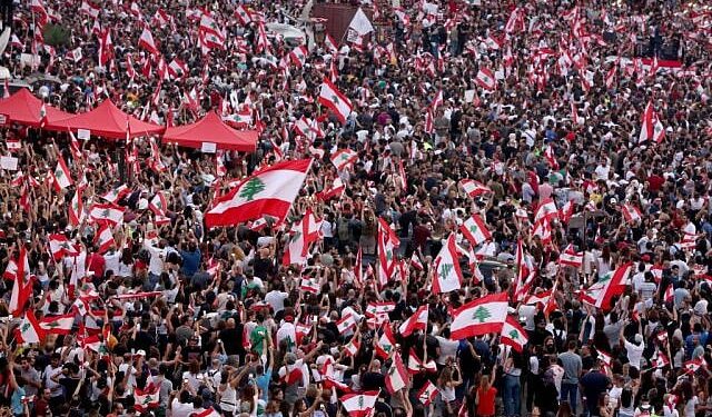 الفرد يفقد خصوصيته في الجماعة ويصبح صدىً لا صوتاً.. د. الياس ميشال الشويري: “لا تستهنْ أبداً بقوة الأغبياء”..