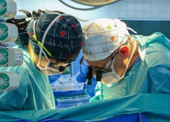 “التخصصي” ينجح في زراعة قلب لطفل سعودي بعد نقله من   متوفى دماغياً في الإمارات…