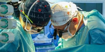 “التخصصي” ينجح في زراعة قلب لطفل سعودي بعد نقله من   متوفى دماغياً في الإمارات…