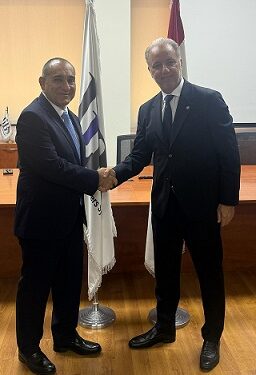 طلال الأنسي النقيب التاسع على رأس Libsمتعدد الإختصاصات: تأمين وإدارة ومال ومصارف وحقوق  و من أهدافه تعزيز التعاون مع ACALومواكبة التطوّر التكنولوجي في قطاع التأمين…