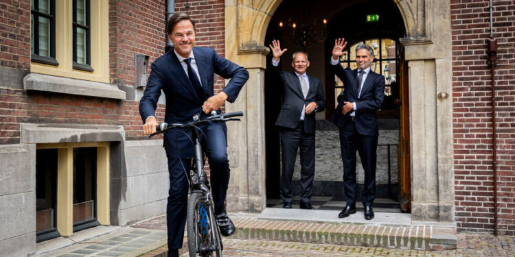 لماذا يغيب الشيطان في المجتمعات المتقدمة ويحضر في العالم الثالث؟ د. الياس ميشال الشويري:لأنه يُستخدم لتبرير الفشلوالهروب من المسؤوليةولإدامة سلطة المستبدّين…