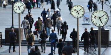 من جديد ثمة علماء يُحذّرون: أوقفوا تدبير تأخير أو تقديم الساعة..ساعة تجنّباً لوقوع حوادث سير اضطرابات في النوم وارتفاع في معدلات الإصابة بالسرطان…