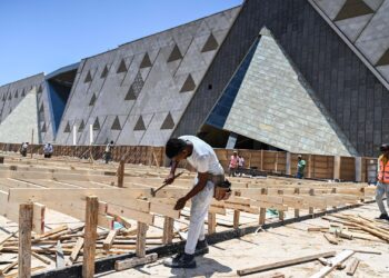 المتحف المصري الكبير يُفتتح في 1 نوفمبر و بدأ  “يُشعل ” السياحة في أرض الكنانة.. التوقعات: تجاوز عدد السيّاحالـ 18 مليون زائر نهاية العام…