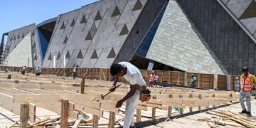 المتحف المصري الكبير يُفتتح في 1 نوفمبر و بدأ  “يُشعل ” السياحة في أرض الكنانة.. التوقعات: تجاوز عدد السيّاحالـ 18 مليون زائر نهاية العام…