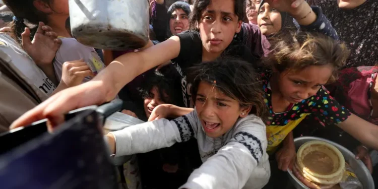 ابن سينا: “كيف يدعون الناس الى الجنة وهم عاجزون عن دعوة يتيم الى مائدة؟” د. الياس ميشال الشويري معلّقاً:     نعم فالدين حين يُفصَل عن خدمة الناس يفقد معناه…