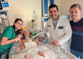 معجزة طبية يُحقّقها جراح لبنانيبوصْله رأس طفل بعموده الفقري..د. محمد بيضون: لقد فاجأنا في كل مرحلةفحدود طموح الطفل أوليفر…السماء!