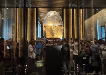 وهج المتحف المصري الكبيريجتذب الآلاف بعد الافتتاح الرسمي