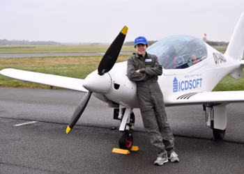 عربي يتعلق خارج طائرة مروحيةوآخر يتعلّق بأسنانه لتحطيم أرقام قياسية عالمية