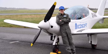 احتفالاً باليوم العالمي للأرقام القياسية لبناني يتعلق خارج طائرة مروحية وآخر يتعلّق بأسنانه لتحطيم أرقام قياسية عالمية