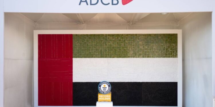 «أبوظبي التجاري» يسجل رقماً قياسياً في «غينيس»لأكبر علم من مواد صديقة للبيئة