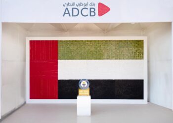 «أبوظبي التجاري» يسجل رقماً قياسياً في «غينيس»لأكبر علم من مواد صديقة للبيئة