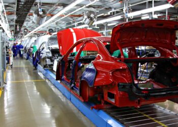 مصر تتجه الى صناعة السياراتعلى نطاق واسع:260 ألف سيارة سنوياًبهمة 13 شركة تصنيع وتسع على الطريق