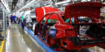 مصر تتجه الى صناعة السياراتعلى نطاق واسع:260 ألف سيارة سنوياًبهمة 13 شركة تصنيع وتسع على الطريق