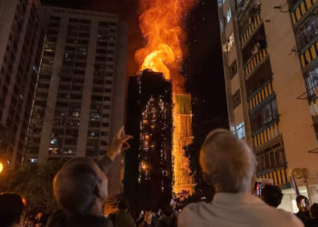 حريق في مجمّع سكني كبيريتسبّب بمطالبات تأمينيةوصلت الى 334 مليار دولار...