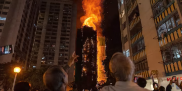 حريق في مجمّع سكني كبير يتسبّب بمطالبات تأمينية وصلت الى 334 مليار دولار…