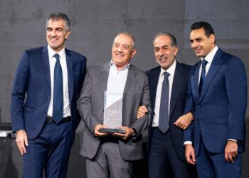 درع تكريمية لشركة "فيكتوار"بمرور تسع سنوات على توفير الرعايةلنادي الحكمةناجي سلطانم: التغطية الرياضية جزءمن توجهات الشركة الإجتماعية والإنسانية والرياضية