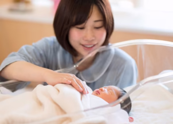 اليابان: مسعى لتوفير تأمين صحي عاميُغطي تكاليف الولادة