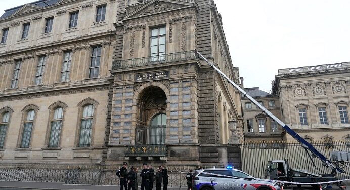 قناة "ديسكفري" نشرت بالتفصيلعملية السطو على متحف اللوفر...