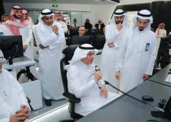 وزير البيئة السعودي يدشّنطائرة الاستمطار الأحدث عالميًا...