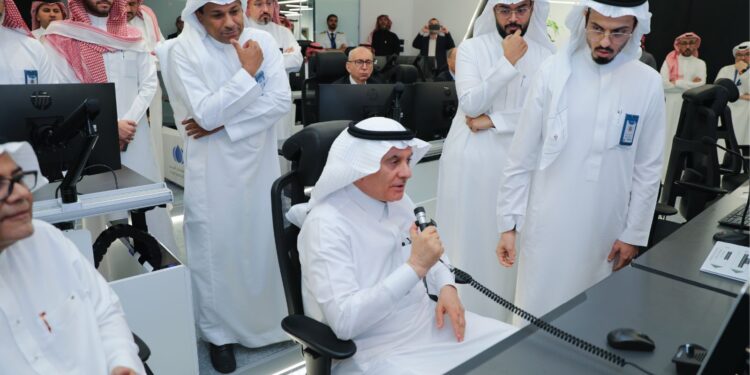 وزير البيئة السعودي يدشّنطائرة الاستمطار الأحدث عالميًا...