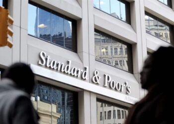 «ستاندرد آند بورز»:تأثيرات النزاع الأميركي الإيرانيعلى ائتمان المنطقة «محدودة» شعار وكالة «ستاندرد آند بورز» في أحد المباني (رويترز)