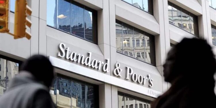 «ستاندرد آند بورز»:تأثيرات النزاع الأميركي الإيرانيعلى ائتمان المنطقة «محدودة» شعار وكالة «ستاندرد آند بورز» في أحد المباني (رويترز)