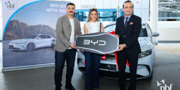 بنك الفجيرة الوطني الأماراتي وزّع جوائز و مكافآت على زبائن و عملاء بينها سيارة…