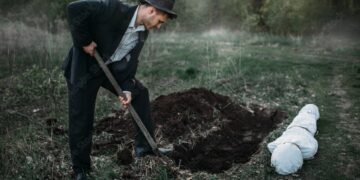 قبورنا تُبنى ونحن ما تُبنا، فيا ليتنا تُبنا قبل أن تبنى ! د. الياس ميشال الشويري معلقاً: صحيح.. فالقبر يُحضّر باكراً.. أما الإنسان فيعيش في حالة تأجيل دائم…