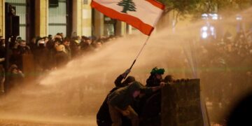 إذا كان الشيطان رجيمًا، فلماذا نمنحه السلطة؟ وإذا كان ملاكًا بارّاً، فلماذا تحرسه الشرطة؟ (الشاعر العراقي أحمد مطر) د. الياس ميشال الشويري معلّقاً: قولٌ ينطبق على لبنان..